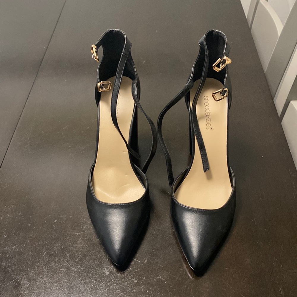 Black pumps with 2 buckles.